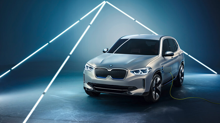 BMW Concept iX3 branchée de face BMW Concept iX3 branchée de face